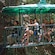 Un guía turístico y cinco visitantes sonríen mientras están sentados a bordo de una góndola al aire libre en la selva tropical